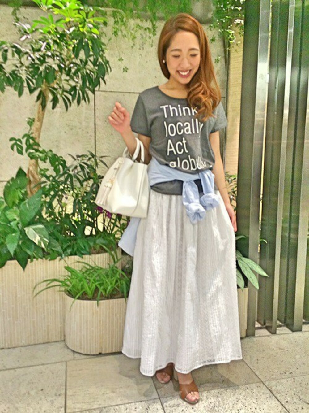 ホワイト系のスカート、ブラック系のTシャツ/カットソー、ブルー系のシャツ/ブラウスを着用したレディースの夏コーディネートの1枚目の写真