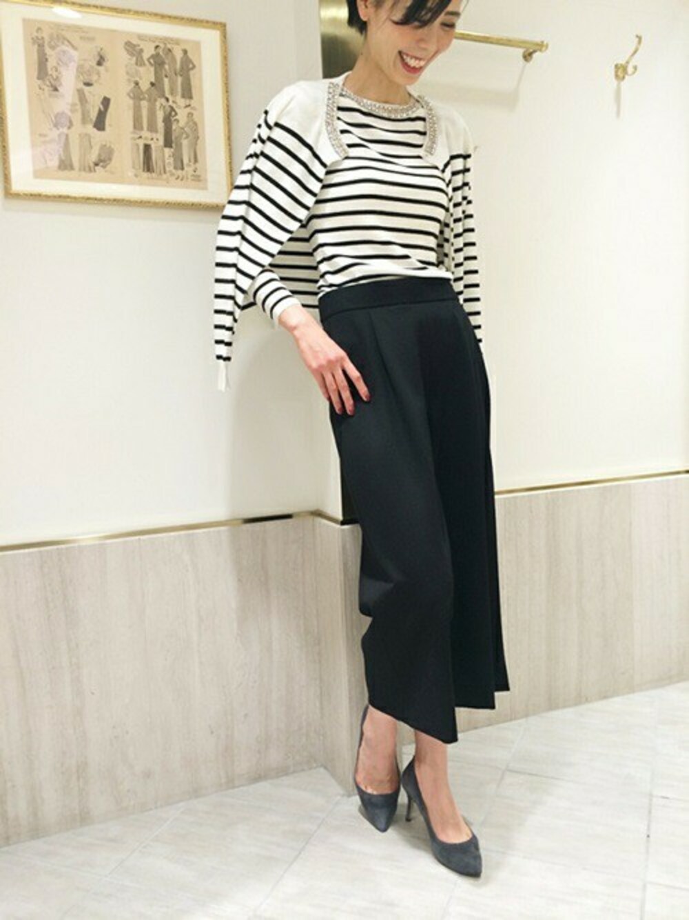 ブラック系のニット/セーター、ブラック系のカーディガン/ボレロ、ブラック系のその他パンツを着用したレディースの冬コーディネートの1枚目の写真