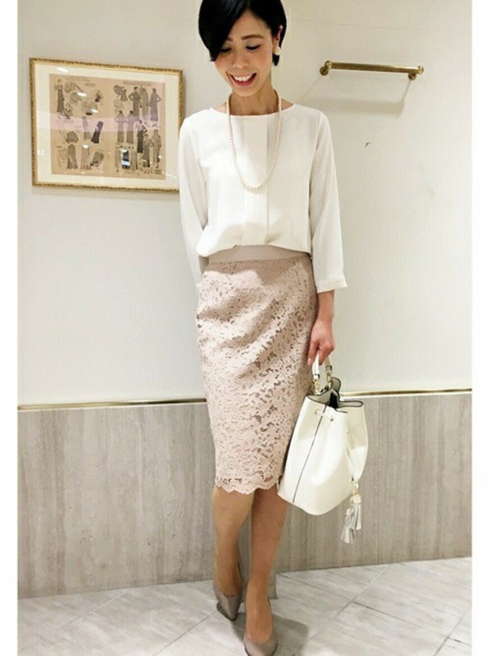 ホワイト系のシャツ/ブラウス、レッド系のスカート、ベージュ系のパンプスを着用したレディースの冬コーディネートの1枚目の写真