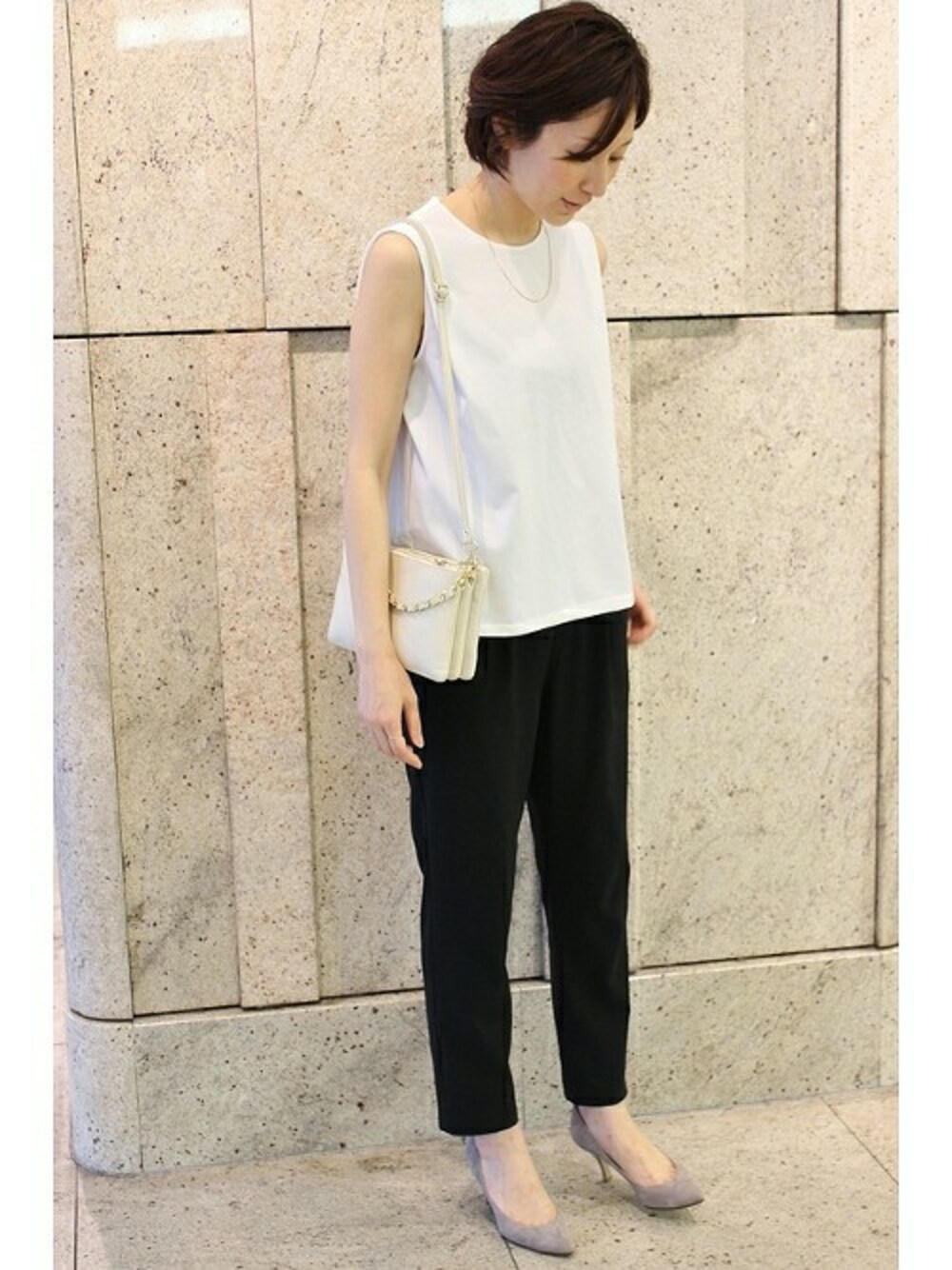 ブラック系のその他パンツ、ホワイト系のシャツ/ブラウス、ベージュ系のパンプスを着用したレディースの夏コーディネートの1枚目の写真