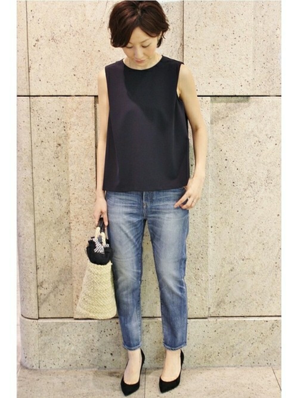 ブルー系のシャツ/ブラウス、ブラック系のかごバッグを着用したレディースの夏コーディネートの1枚目の写真