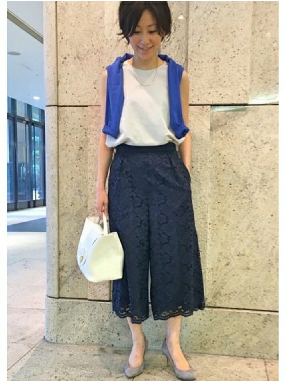 ブルー系のその他パンツ、ブルー系のカーディガン/ボレロを着用したレディースの夏コーディネートの1枚目の写真