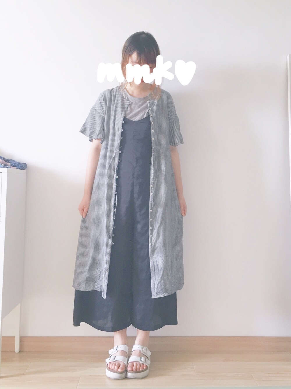 「大人カジュアル、シンプル、outfit、Another Edition、LOWRYS FARM、flower、GU、サンダル、ワイドパンツ」｜「LOWRYS FARMのTCRワッペンシシュウＴショートスリーブ　716762（Tシャツ/カットソー、グレー系）」を使った、m♡さん（レディース・167cm）の秋コーディネートの1枚目の写真