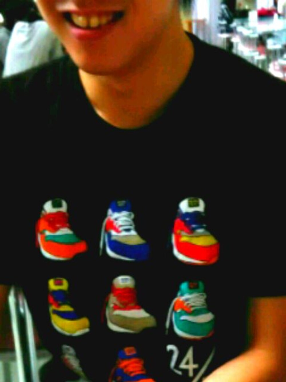 ゴールド系のTシャツ/カットソーを着用したメンズの秋コーディネートの1枚目の写真