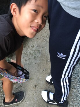 「adidas（アディダス）のメンズ アディダス リブ スーパースター ジャージパンツ adidas SST CUFFED TRACK PANTS AJ6960/AJ6961（その他パンツ、ブルー系）」を使った、ミニーさん（レディース）の夏コーディネート