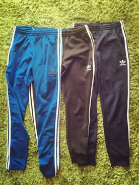 「adidas（アディダス）のメンズ アディダス ジャージ トラックパンツ adidas Originals OPEN HEM TRACK PANTS AJ6984/AJ6985（その他パンツ、ブルー系）」を使った、ミニーさん（レディース）の秋コーディネート