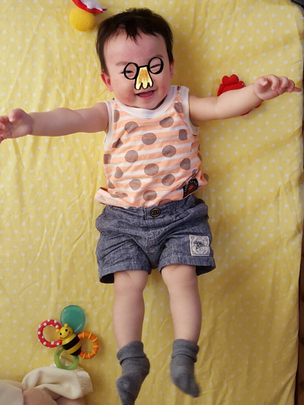 オレンジ系のタンクトップ、ブルー系のその他パンツを着用したキッズの春コーディネートの1枚目の写真