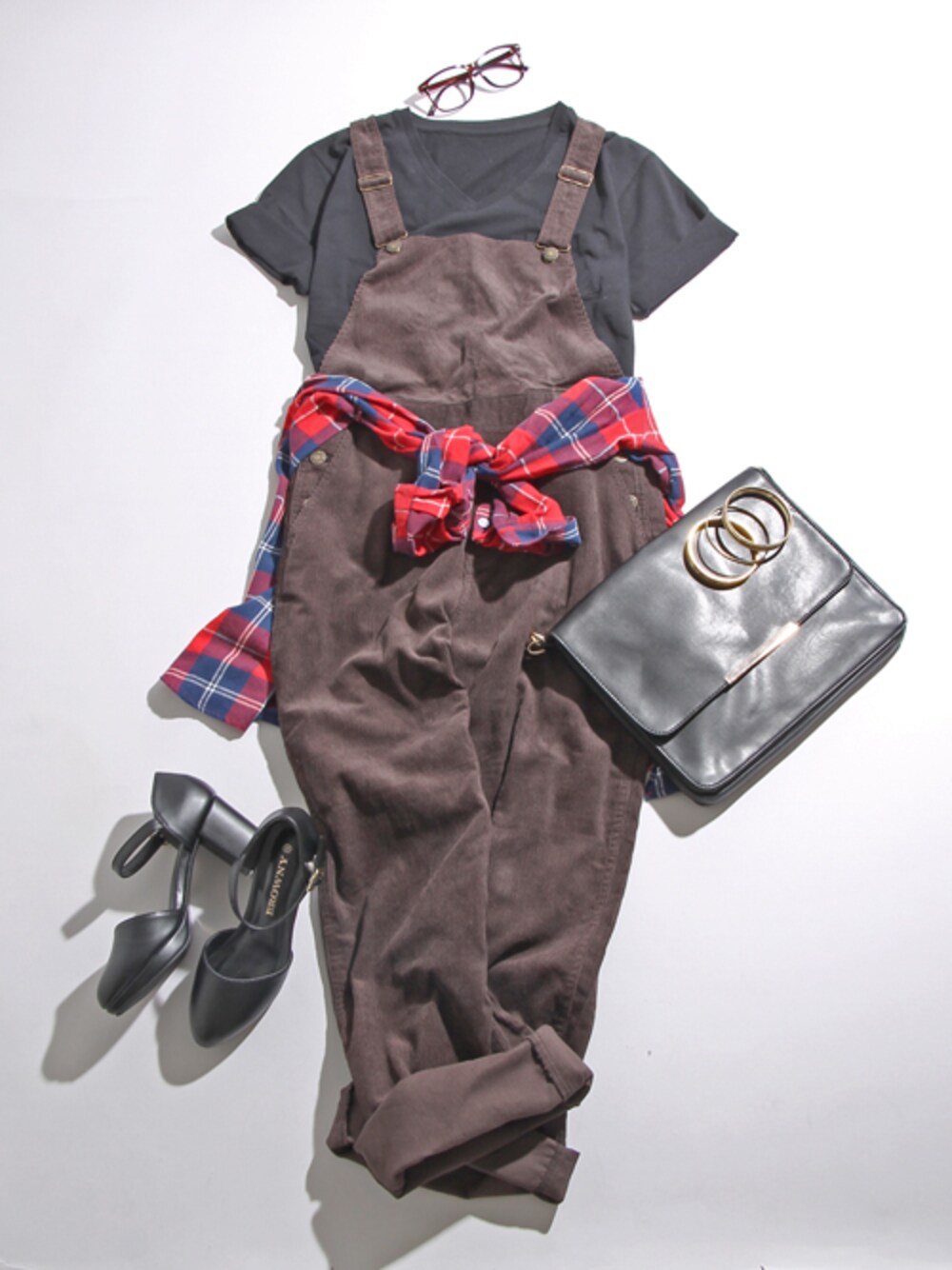 ブラウン系のサロペット/オーバーオール、ブラック系のTシャツ/カットソー、レッド系のシャツ/ブラウスを着用したレディースの夏コーディネートの1枚目の写真