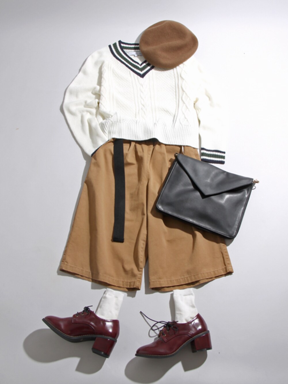 ベージュ系のその他パンツ、レッド系のドレスシューズ、ブラウン系のハンチング/ベレー帽を着用したレディースの秋コーディネートの1枚目の写真