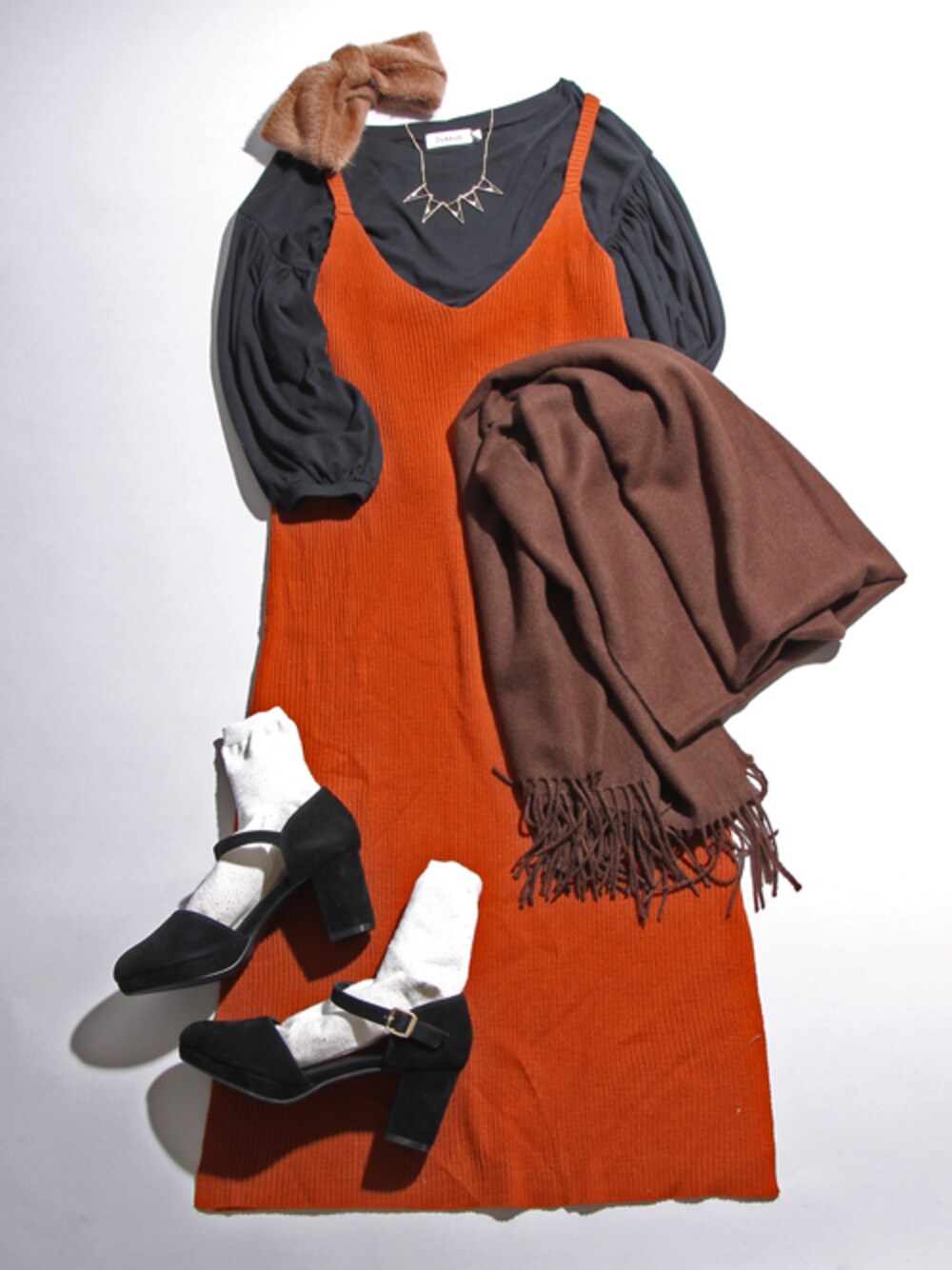 ブラック系のTシャツ/カットソー、オレンジ系のワンピース、ブラック系のパンプスを着用したレディースの秋コーディネートの1枚目の写真