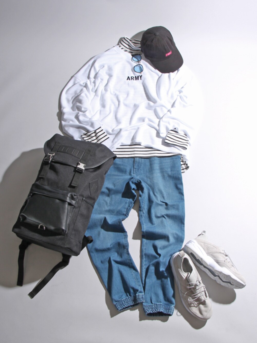 ホワイト系のTシャツ/カットソー、ホワイト系のスウェット、ブルー系のデニムパンツを着用したメンズの秋コーディネートの1枚目の写真