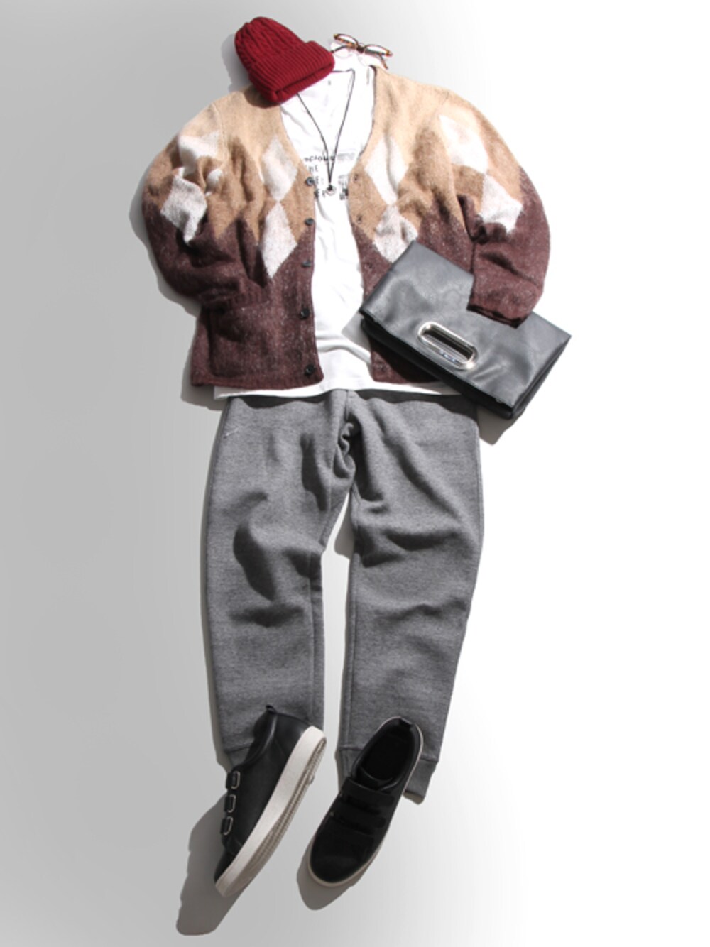 グレー系のその他パンツ、ホワイト系のTシャツ/カットソー、ブラック系のクラッチバッグを着用したメンズの秋コーディネートの1枚目の写真