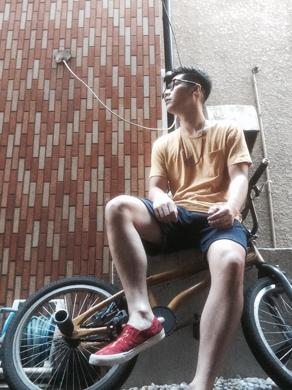 レッド系のスニーカー、イエロー系のTシャツ/カットソー、ブルー系のその他パンツを着用したメンズの夏コーディネートの1枚目の写真