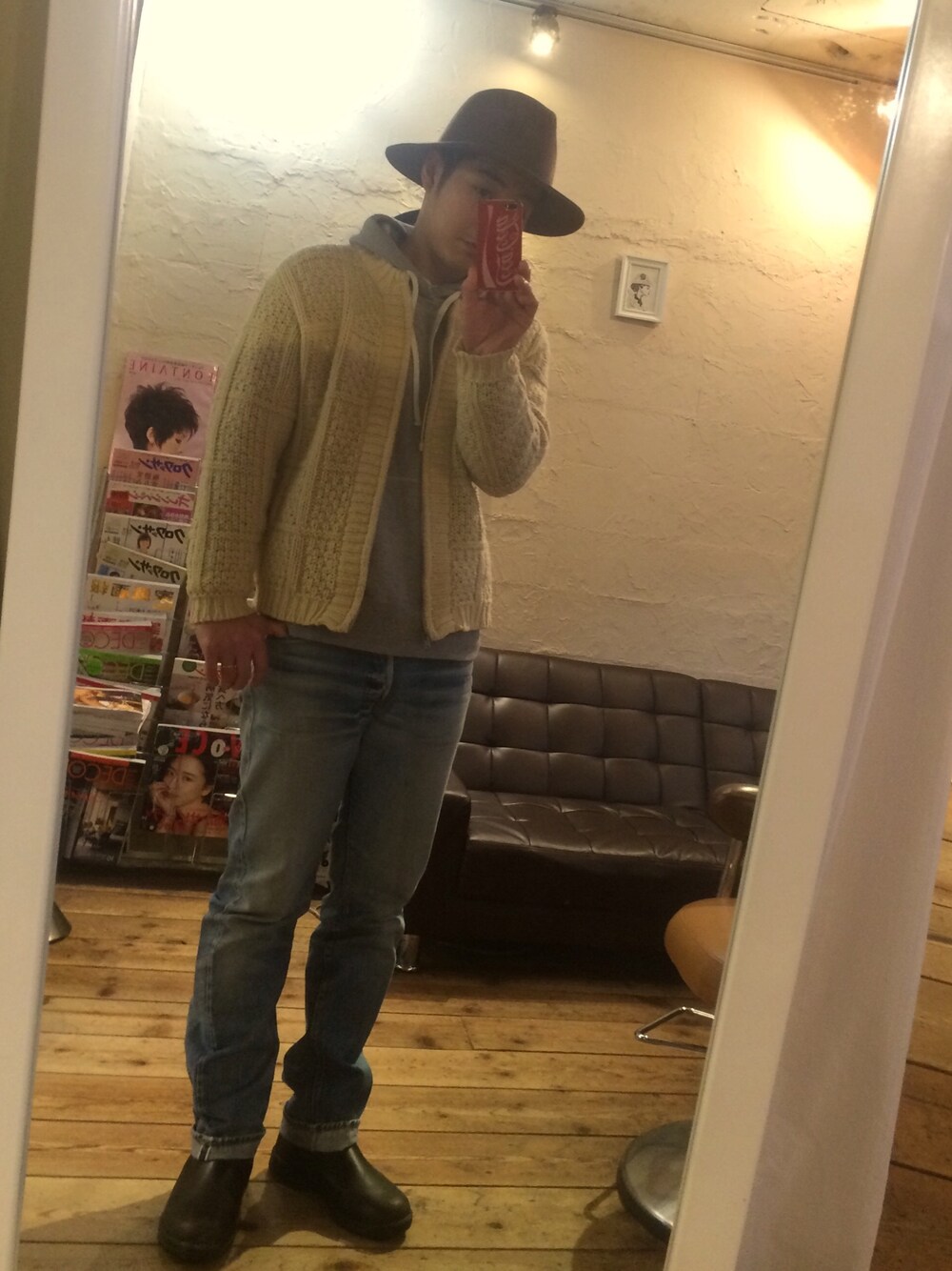 その他のその他パンツ、ブラウン系のブーツ、ホワイト系のブルゾンを着用したメンズの冬コーディネートの1枚目の写真
