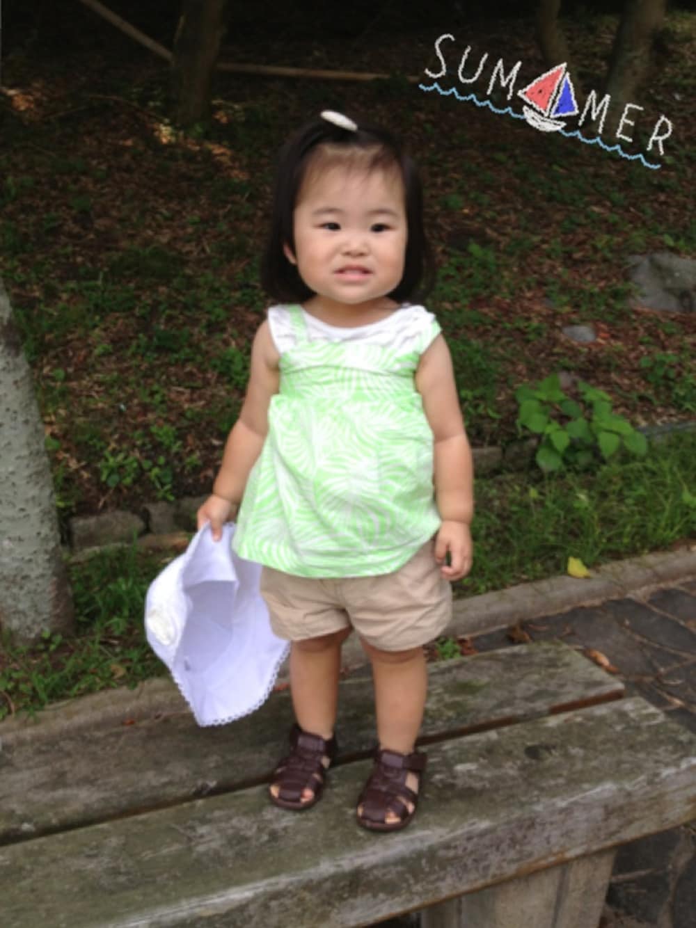 グリーン系のシャツ/ブラウス、ホワイト系のTシャツ/カットソー、ベージュ系のその他パンツを着用したキッズの夏コーディネートの1枚目の写真