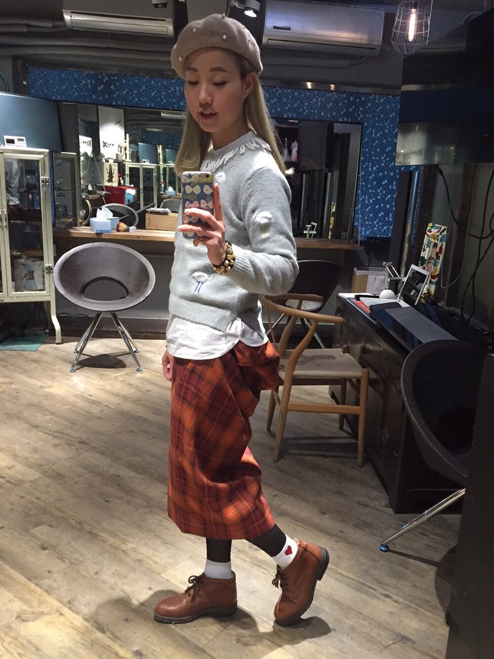 「knit、knitwear、viviennewestwoodredlabel、hkgirl、winter、WINTER STYLE」｜「I am I のアイテム（シャツ/ブラウス、ホワイト系）」を使った、elppaKさん（レディース・161cm）の冬コーディネートの1枚目の写真