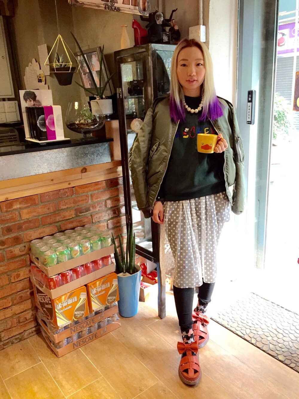 「古着、古着MIX、GOODENOUGH、Mickey Mouse 、Dr.Martens、red、bomberjacket、winter、WEARBOOKエントリー、green」｜「VINTAGEのアイテム（スウェット、グリーン系）」を使った、elppaKさん（レディース・161cm）の冬コーディネートの1枚目の写真