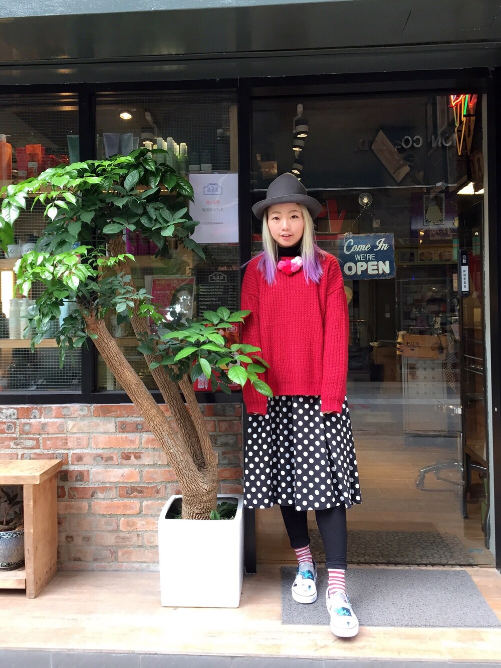 「BRAVE SOUL、red、knitwear、dot dress、dot、hat、didizizi、RING、VANS」｜「bien a bienのアイテム（キャップ、グレー系）」を使った、elppaKさん（レディース・161cm）の冬コーディネートの1枚目の写真
