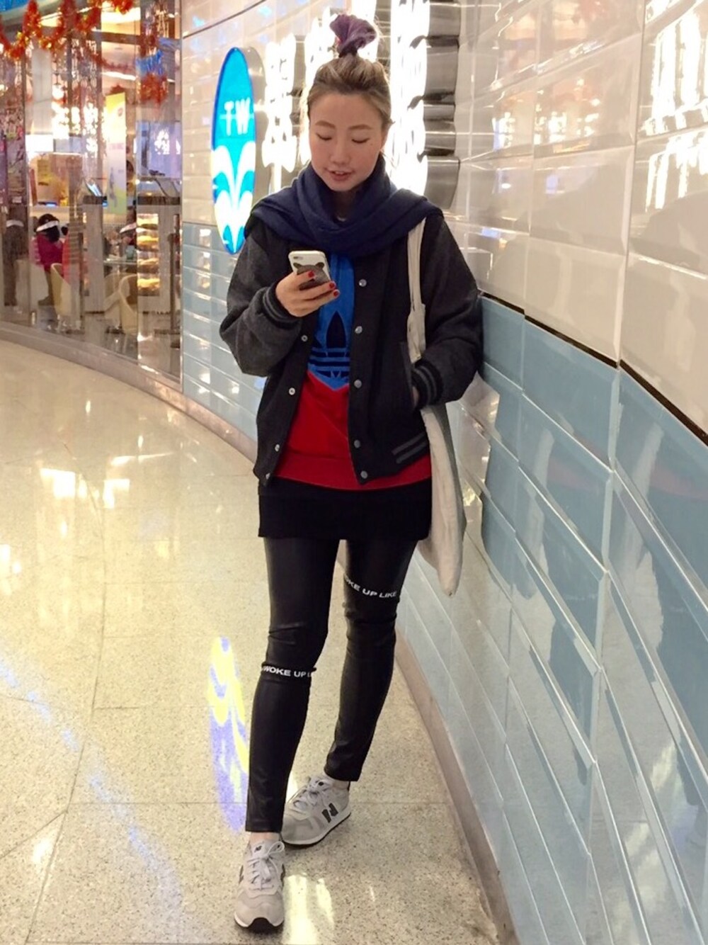 「adidas、New Balance、holiday」｜「adidasのアイテム（スウェット、レッド系）」を使った、elppaKさん（レディース・161cm）の冬コーディネートの1枚目の写真