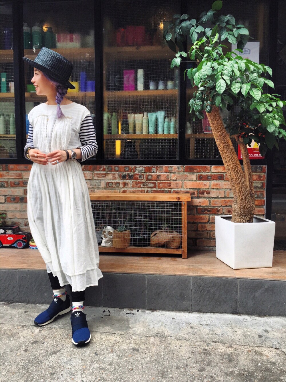 「NEIGHBORHOOD、hat、white、dress、adidas、IamI in fact…、IamI」｜「NEIGHBORHOODのアイテム（キャップ、ブラック系）」を使った、elppaKさん（レディース・161cm）の春コーディネートの1枚目の写真