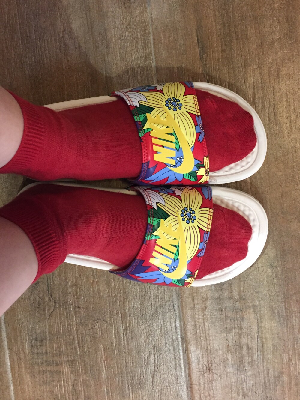 「NIKE、red、flower」｜「NIKEのウィメンズ ナイキ ベナッシ アロハプリント サンダル NIKE WNMS BENASSI JDI PRINT 618919（ビーチサンダル、ブラック系）」を使った、elppaKさん（レディース・161cm）の夏コーディネートの1枚目の写真