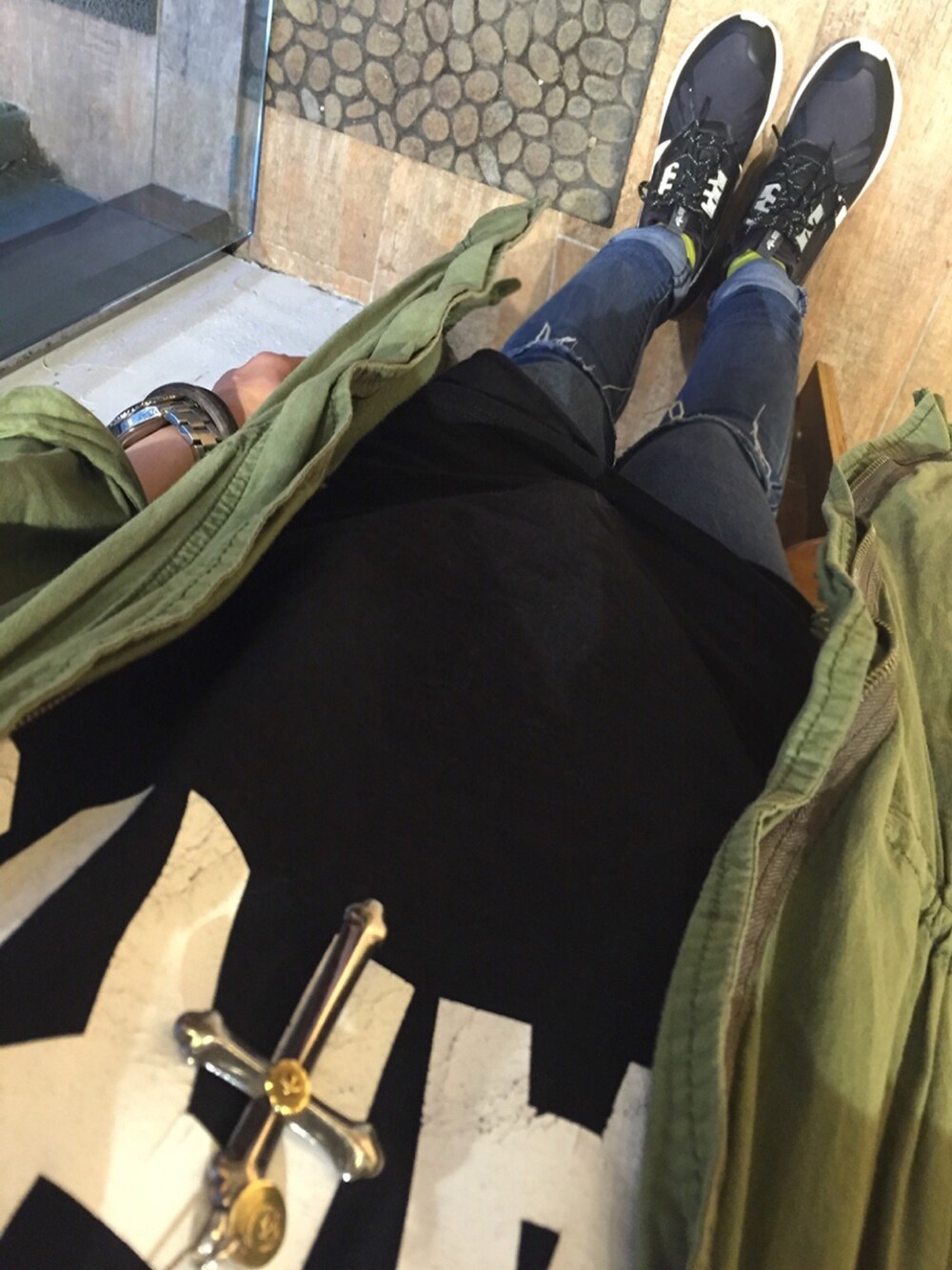 「autumn、秋のコーデ、adidas、a land、jeans、denim、IZZUE、green」｜「adidas Originalsのメンズ アディダス チュブラー ランナー adidas TUBULAR RNR M19648（スニーカー、ブラック系）」を使った、elppaKさん（レディース・161cm）の秋コーディネートの1枚目の写真