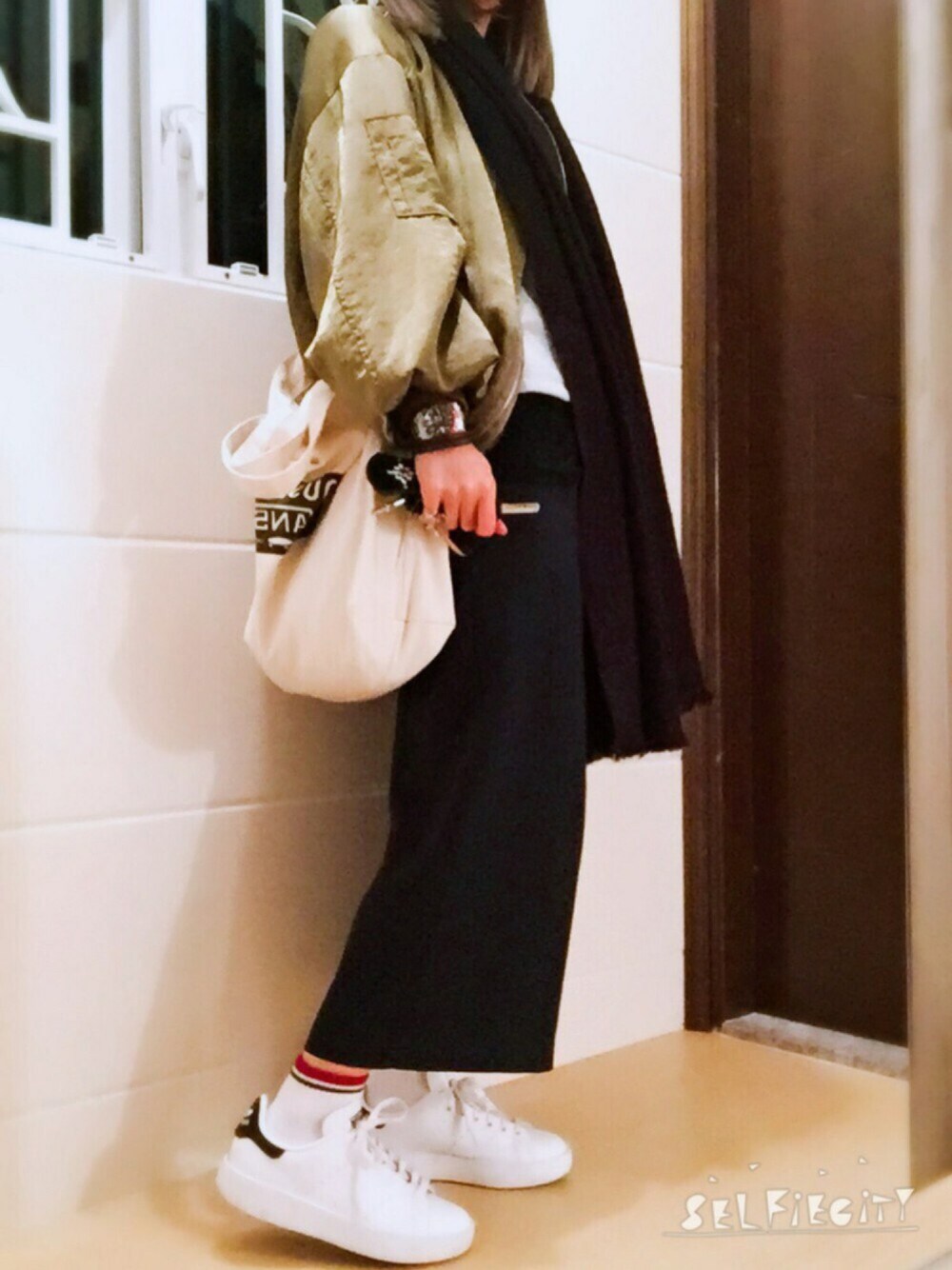 「春コーデ、hkgirl、Another Edition、adidas originals、UNIQLO、nano・universe」｜「NANO universeのドロップショルダーカラープルオーバー（スウェット、グレー系）」を使った、elppaKさん（レディース・161cm）の春コーディネートの1枚目の写真