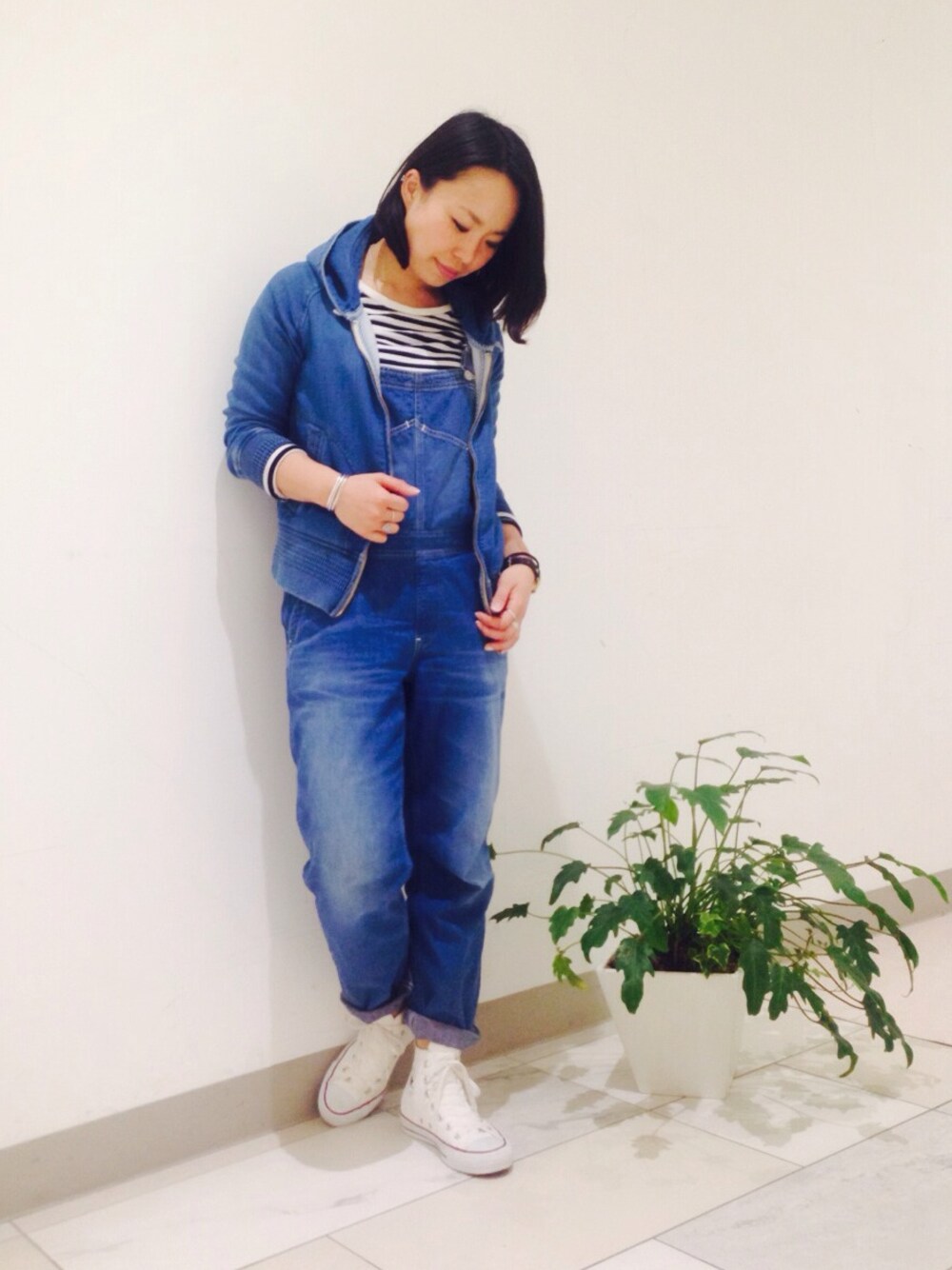「Rinajour、デニム オン デニム、パーカー、サロペット、Ｄ.M.G、白いスニーカー、コンバース」｜「RinajourのRINA インディゴパーカー（トップス、その他）」を使った、kuboさん（レディース・162cm）の春コーディネートの1枚目の写真