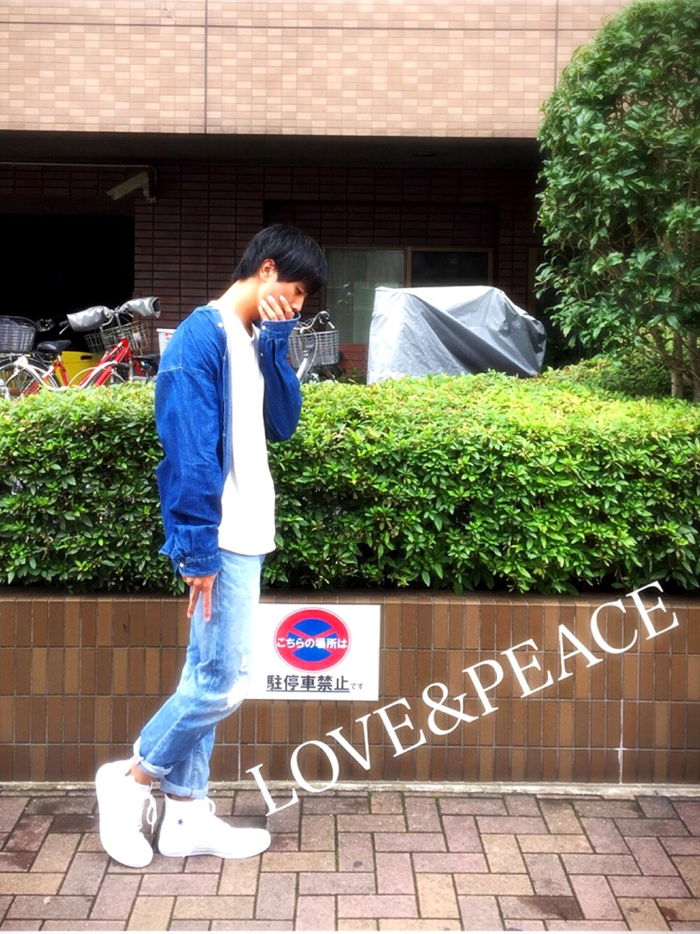 ブルー系のシャツ/ブラウス、ホワイト系のTシャツ/カットソー、ブルー系のデニムパンツを着用したメンズの秋コーディネートの1枚目の写真