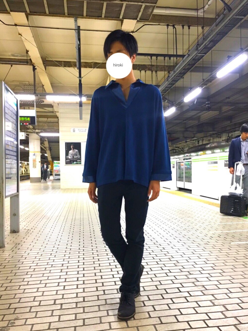 ブルー系のシャツ/ブラウスを着用したメンズの秋コーディネートの1枚目の写真
