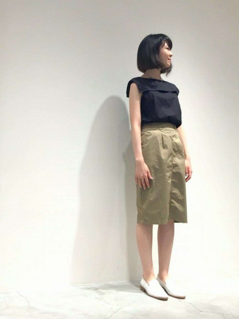 「フラットシューズ、エナメルシューズ、ベーシックカラー、夏コーデ、チノスカート、パテントレザー」｜「FIL DE FERの顔料ムラ糸クロス ボートネックブラウス（シャツ/ブラウス、ブラック系）」を使った、matsudo.さん（レディース・161cm）の夏コーディネートの1枚目の写真