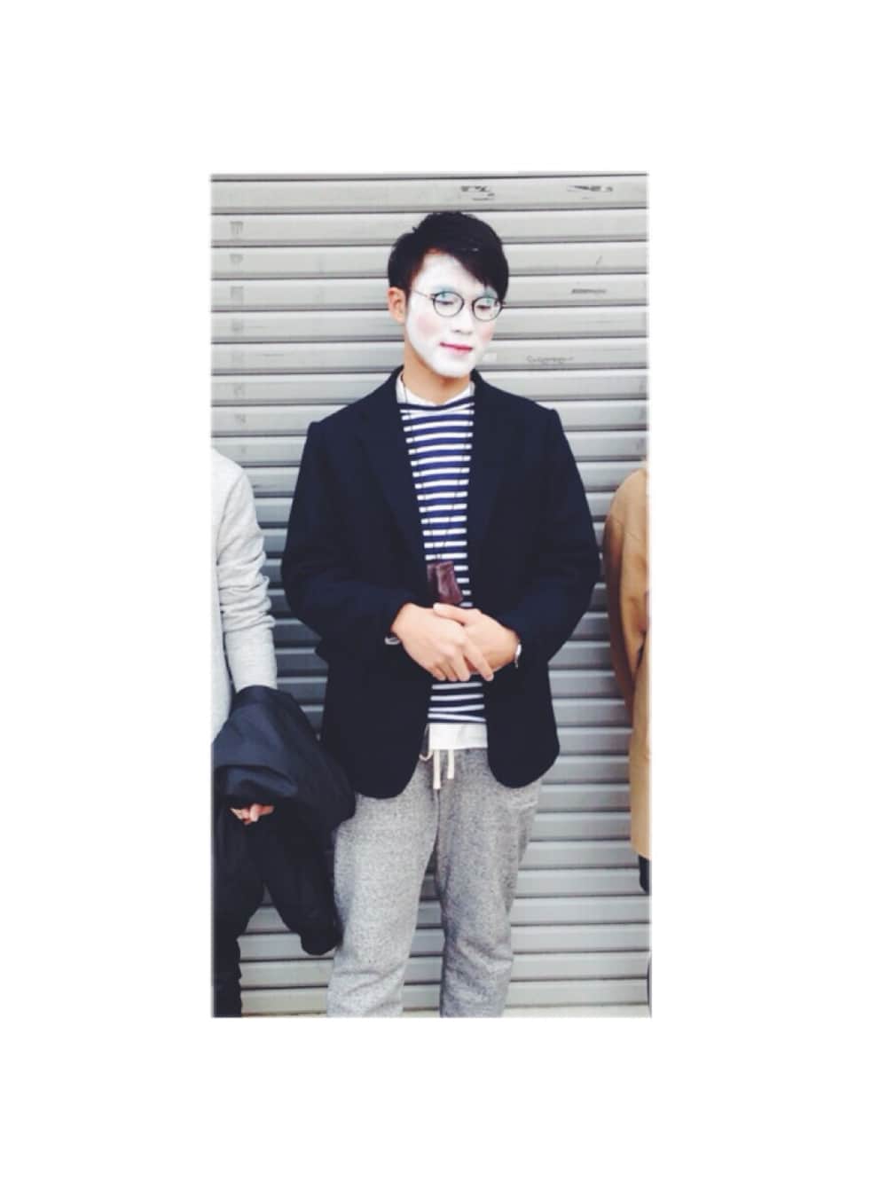 グレー系のスニーカー、ブルー系のTシャツ/カットソー、ブラウン系のキーケース/キーアクセサリーを着用したメンズの冬コーディネートの1枚目の写真