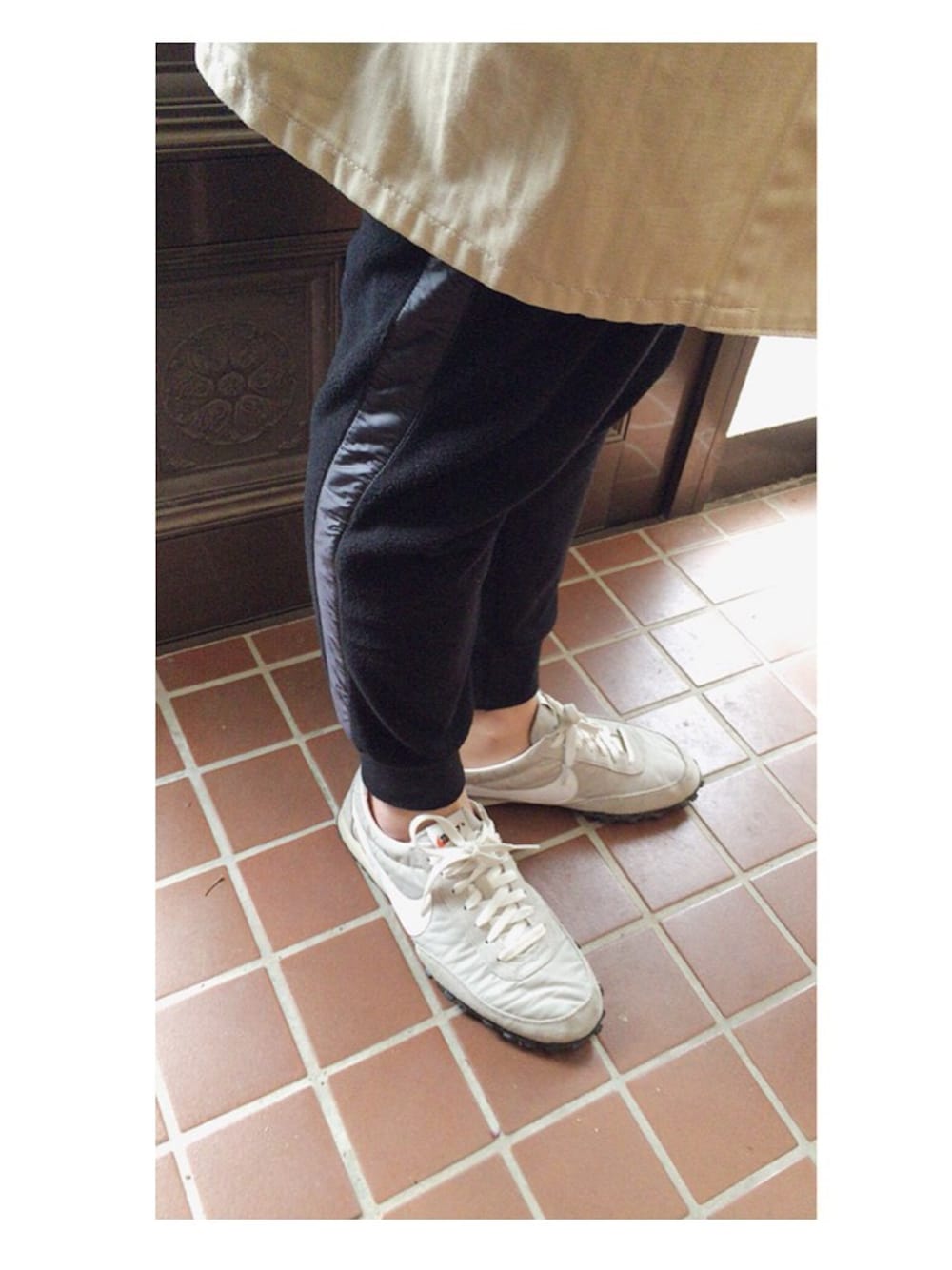 「NIKE、waffle racer、ホワイトスニーカー、スウェットパンツ、スプリングコート」｜「Hender Schemeのクロシェット（キーケース/キーアクセサリー、ブラウン系）」を使った、keentooさん（メンズ・173cm）の春コーディネートの1枚目の写真