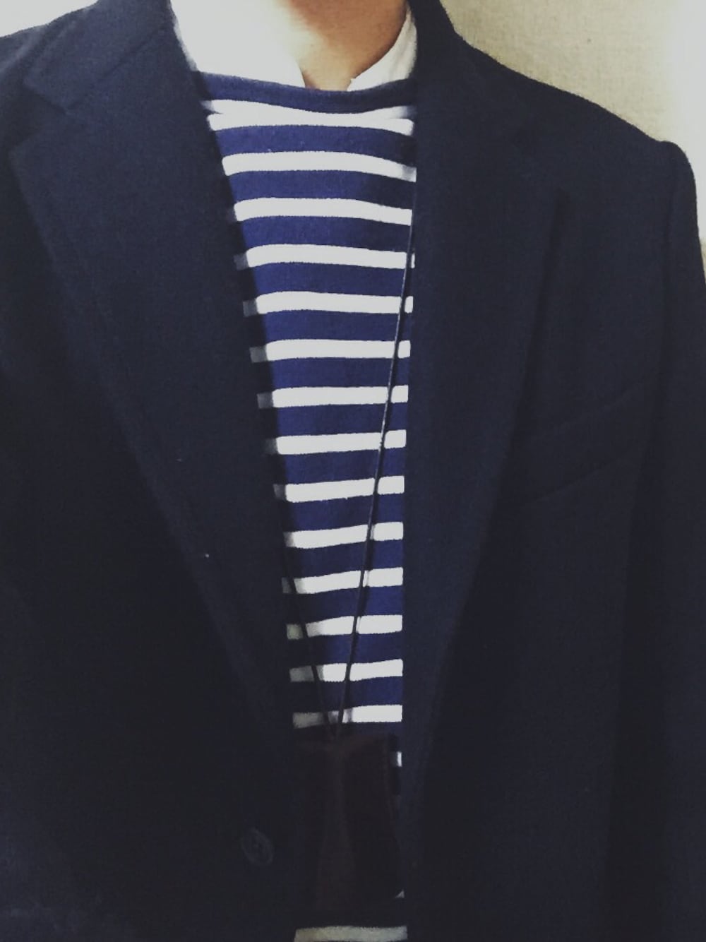 ブルー系のテーラードジャケット、ブルー系のTシャツ/カットソー、ホワイト系のシャツ/ブラウスを着用したメンズの冬コーディネートの1枚目の写真