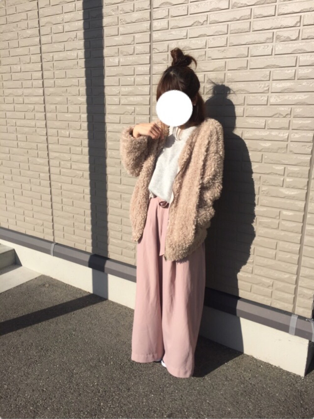ベージュ系のブルゾン、グレー系のトップス、ピンク系のその他パンツを着用したレディースの秋コーディネートの1枚目の写真