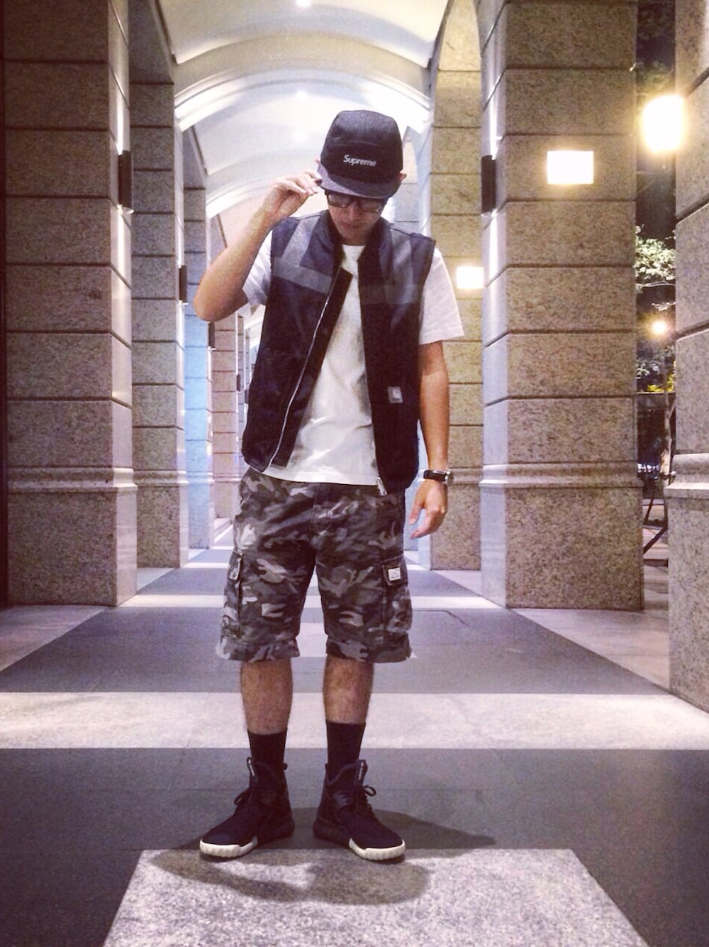 「supreme、carhartt、SLAM JAM、Levi's、adidas originals、tubular、sneakers、Bellavita、Taiwan、TAIPEI」｜「Supreme のアイテム（ハット、ブラック系）」を使った、Wilson.Lさん（メンズ・176cm）の秋コーディネートの1枚目の写真