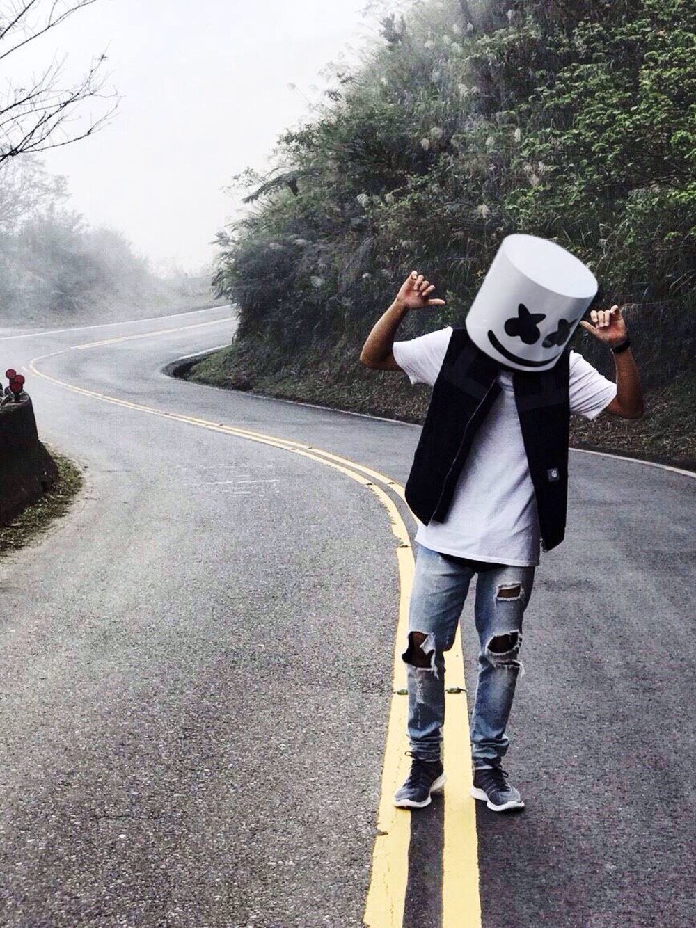 「Marshmello、ootd、Taiwan、TAIPEI、carhartt、NIKE」｜「Carhartt WIPのアイテム（ダウンベスト、ブラック系）」を使った、Wilson.Lさん（メンズ・177cm）の秋コーディネートの1枚目の写真