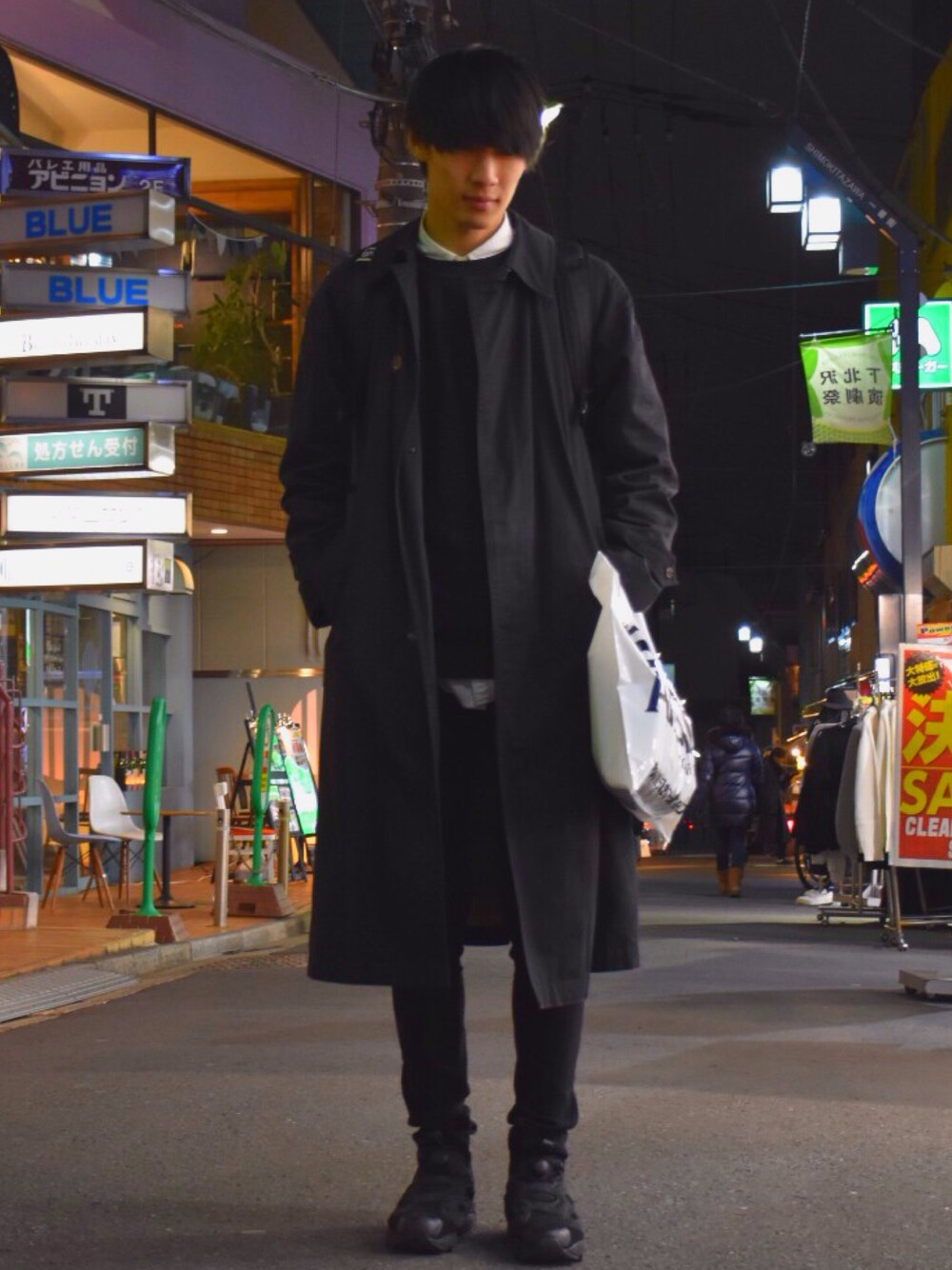 「下北沢、古着、原宿、スニーカー、スキニーデニム」｜「UNIQLOのアイテム（シャツ/ブラウス、ホワイト系）」を使った、人間国宝さん（メンズ・177cm）の冬コーディネートの1枚目の写真