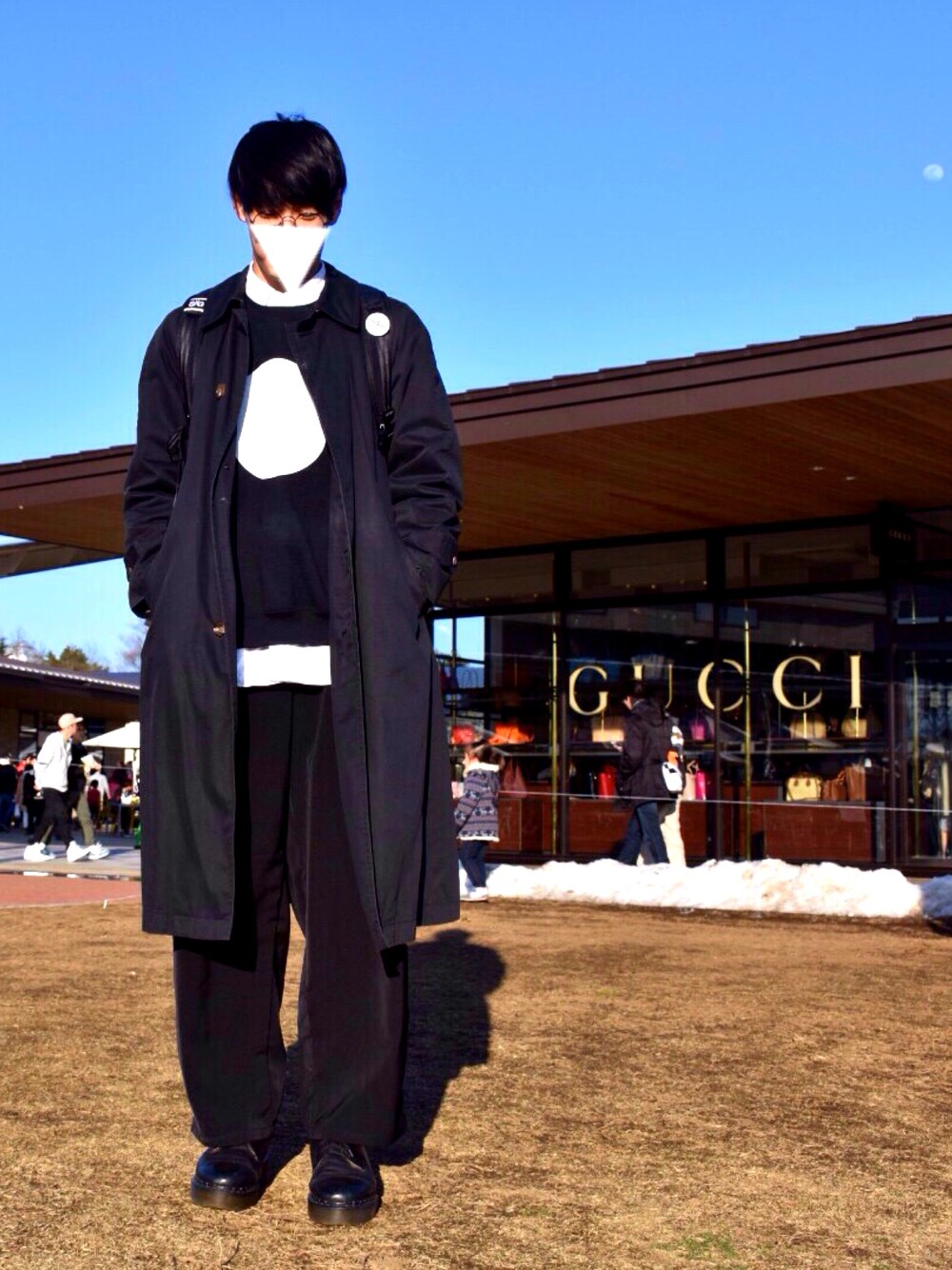 「Dr.Martens、モード、モノクロ、白黒、ロングコート、古着」｜「UNIQLOのアイテム（シャツ/ブラウス、ホワイト系）」を使った、人間国宝さん（メンズ・177cm）の春コーディネートの1枚目の写真