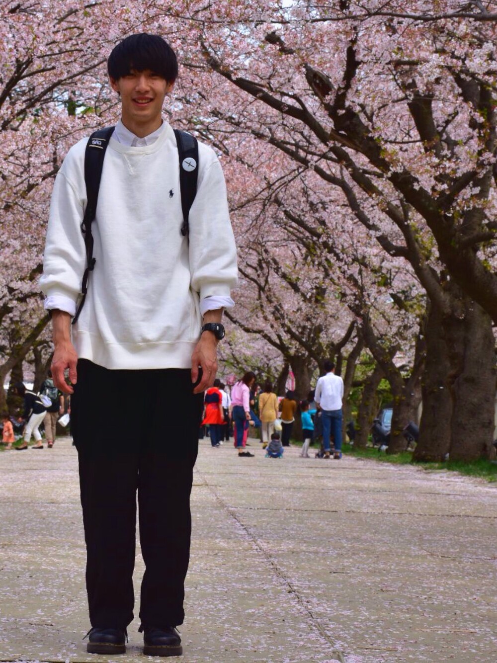 「春コーデ、休日スタイル、シンプルコーデ、モノクロ、白黒、スウェット、Dr.Martens、スラックス、桜、花見」｜「SAGLiFEのアイテム（バックパック/リュック、ブラック系）」を使った、人間国宝さん（メンズ・177cm）の春コーディネートの1枚目の写真