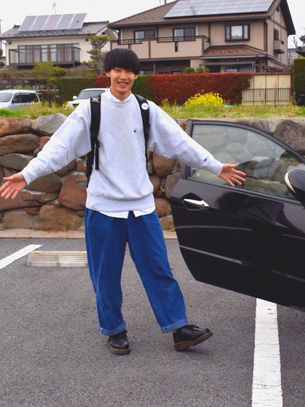 「休日スタイル、はるコーデ、スウェット、チャンピオン、Champion、Dr.Martens、デニム、駐車場」｜「SAGLiFEのアイテム（バックパック/リュック、ブラック系）」を使った、人間国宝さん（メンズ・177cm）の春コーディネートの1枚目の写真