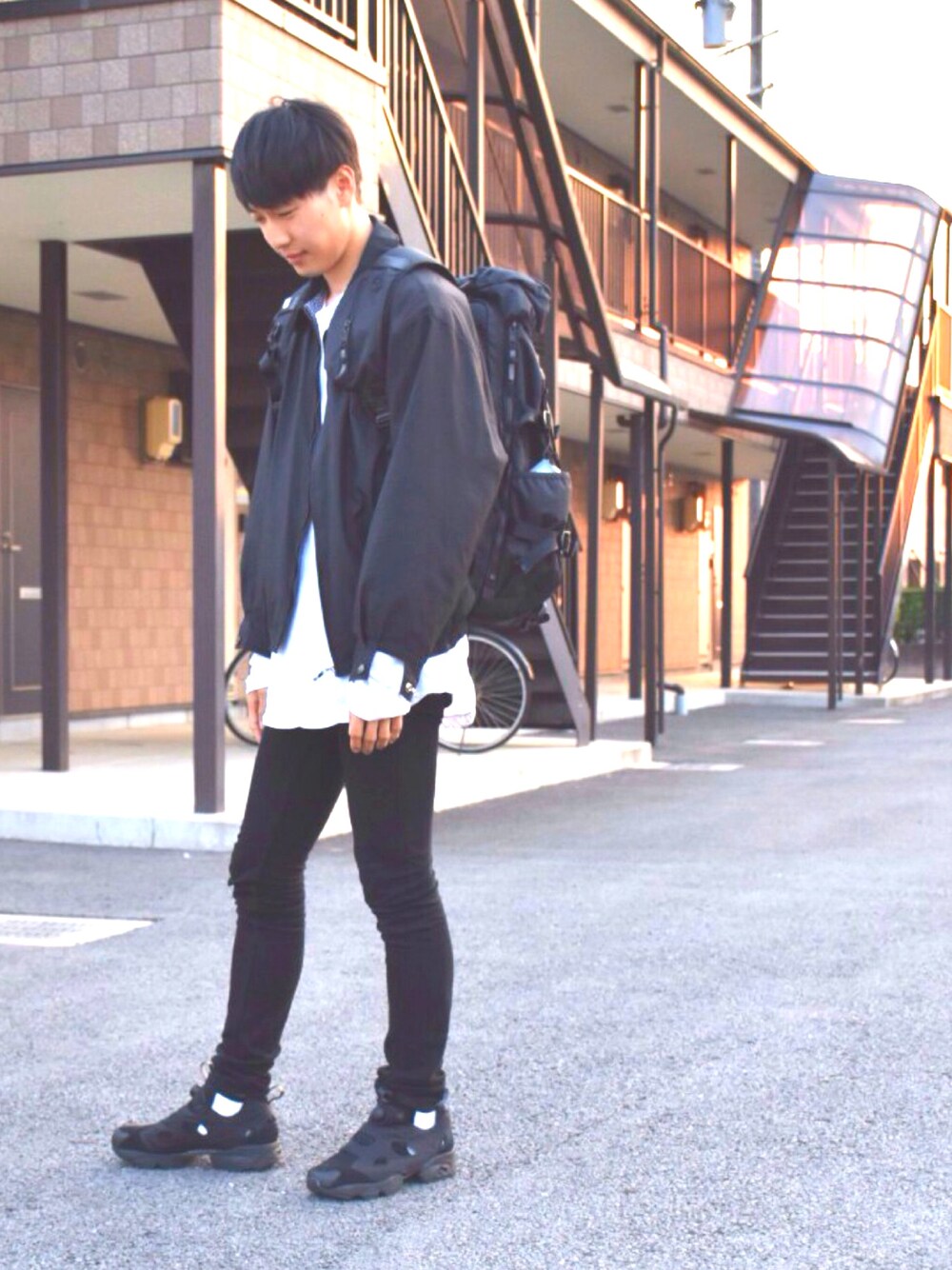 「シャツ、burberry、スニーカー、春コーデ、モノクロ、白黒」｜「AS2OVのAS2OV(アッソブ）　CORDURA DOBBY 305D BACK PACK　バックパック　061400（バックパック/リュック、ブラック系）」を使った、人間国宝さん（メンズ・177cm）の春コーディネートの1枚目の写真