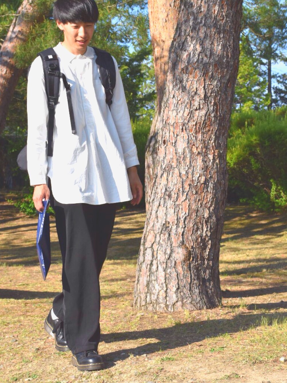 「スラックス、Dr.Martens、モノクロ、白黒、ロングシャツ、バックパック」｜「AS2OVのAS2OV(アッソブ）　CORDURA DOBBY 305D BACK PACK　バックパック　061400（バックパック/リュック、ブラック系）」を使った、人間国宝さん（メンズ・177cm）の春コーディネートの1枚目の写真