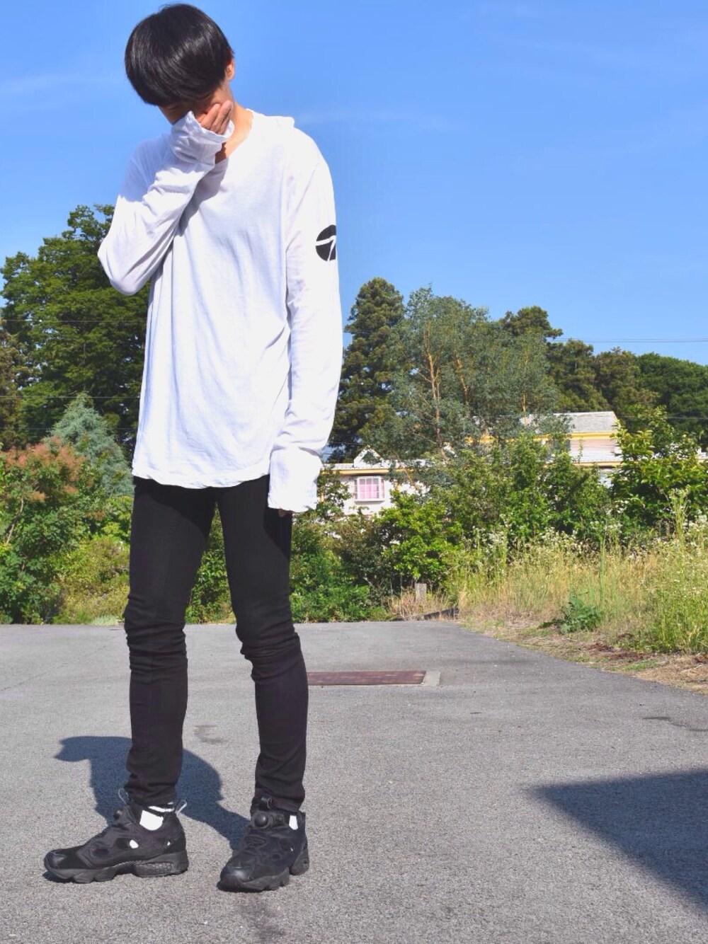 「休日スタイル、シンプル、Tシャツ、スキニー、モノクロ、スニーカー」｜「STANDARD James Perseのアイテム（Tシャツ/カットソー、ホワイト系）」を使った、人間国宝さん（メンズ・177cm）の夏コーディネートの1枚目の写真