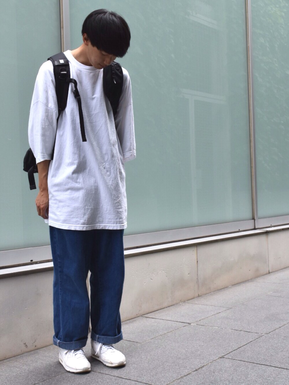 「原宿、買い物、デニム、ビッグシルエット、白Tシャツ、スニーカー、ナイキ、NIKE、NIKE AIR MAX」｜「AS2OVのAS2OV(アッソブ）　CORDURA DOBBY 305D BACK PACK　バックパック　061400（バックパック/リュック、ブラック系）」を使った、人間国宝さん（メンズ・177cm）の夏コーディネートの1枚目の写真