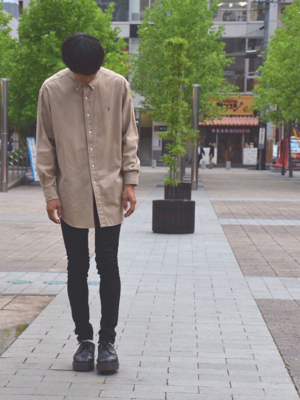 「古着、シャツスタイル、シャツ、スキニーデニム、古着MIX、Dr.Martens」｜「POLO RALPH LAURENのアイテム（シャツ/ブラウス、ベージュ系）」を使った、人間国宝さん（メンズ・177cm）の夏コーディネートの1枚目の写真