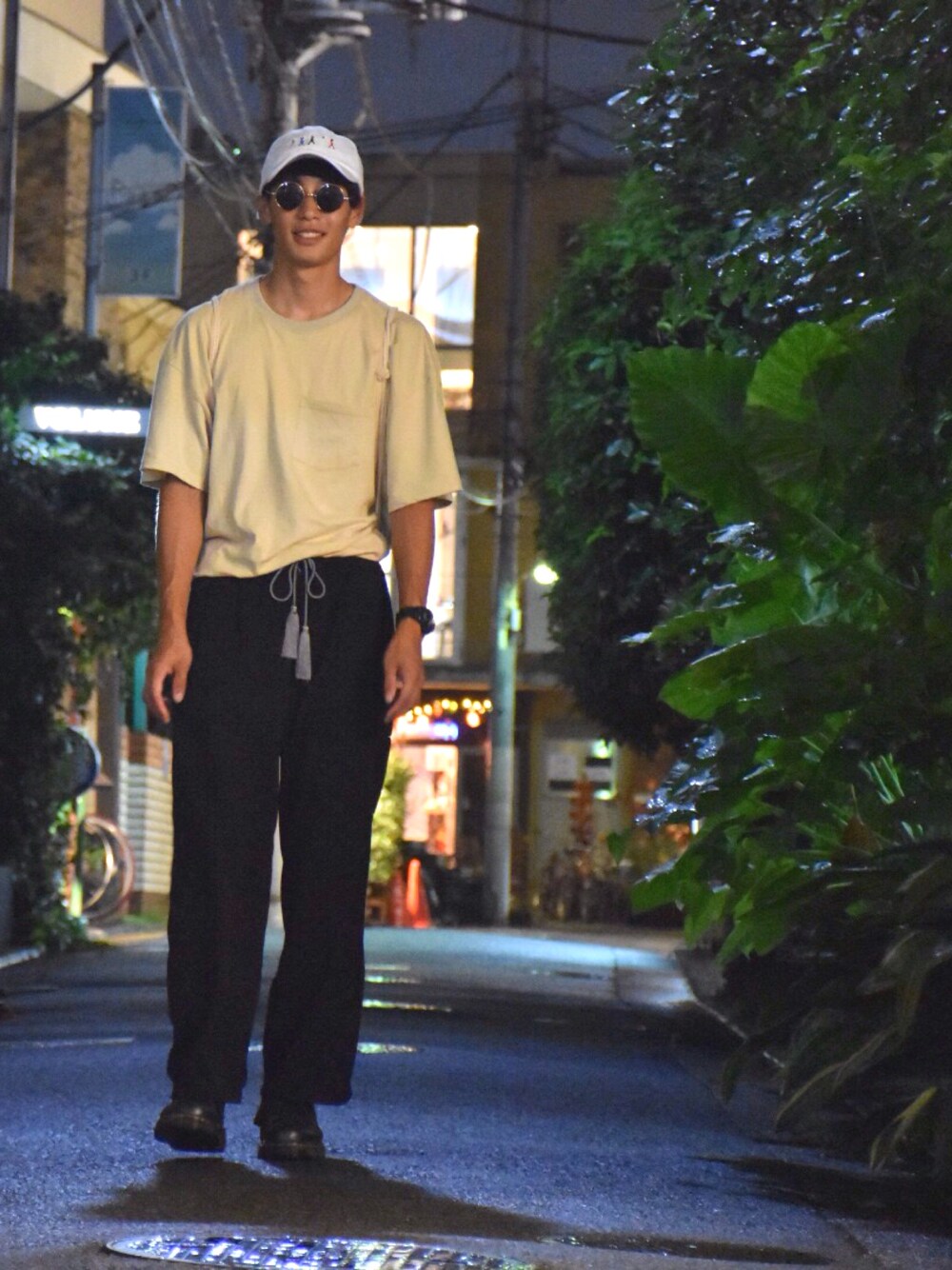 「Tシャツ、ゆるコーデ、Dr.Martens、古着、ワイドパンツ、シャツイン、キャップ」｜「G-SHOCKのアイテム（アナログ腕時計、ブラック系）」を使った、人間国宝さん（メンズ・177cm）の夏コーディネートの1枚目の写真