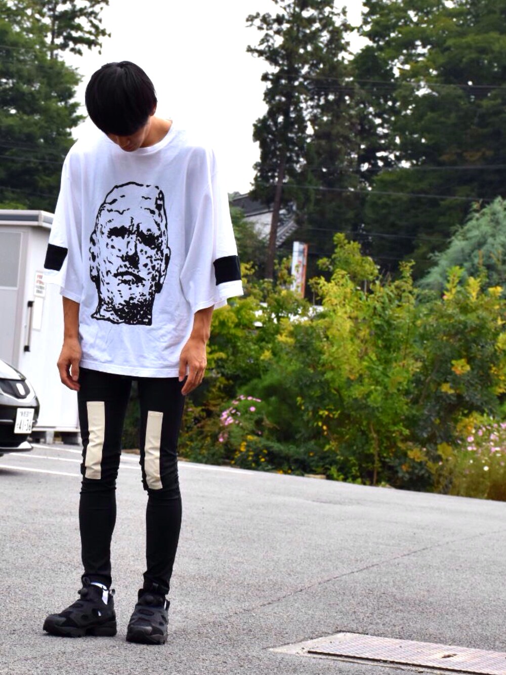 「MILKBOY、スキニー、pompfury、ポンプフューリー、スニーカー」｜「MILKBOYのMONSTER Tシャツ（Tシャツ/カットソー、ホワイト系）」を使った、人間国宝さん（メンズ・177cm）の秋コーディネートの1枚目の写真