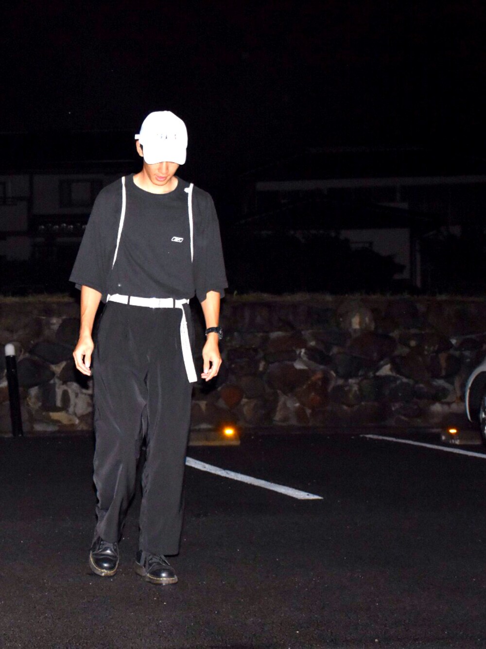 「黒、Dr.Martens、モノクロ、モノトーン、古着、キャップ」｜「usedのアイテム（ニットキャップ/ビーニー、ホワイト系）」を使った、人間国宝さん（メンズ・177cm）の秋コーディネートの1枚目の写真