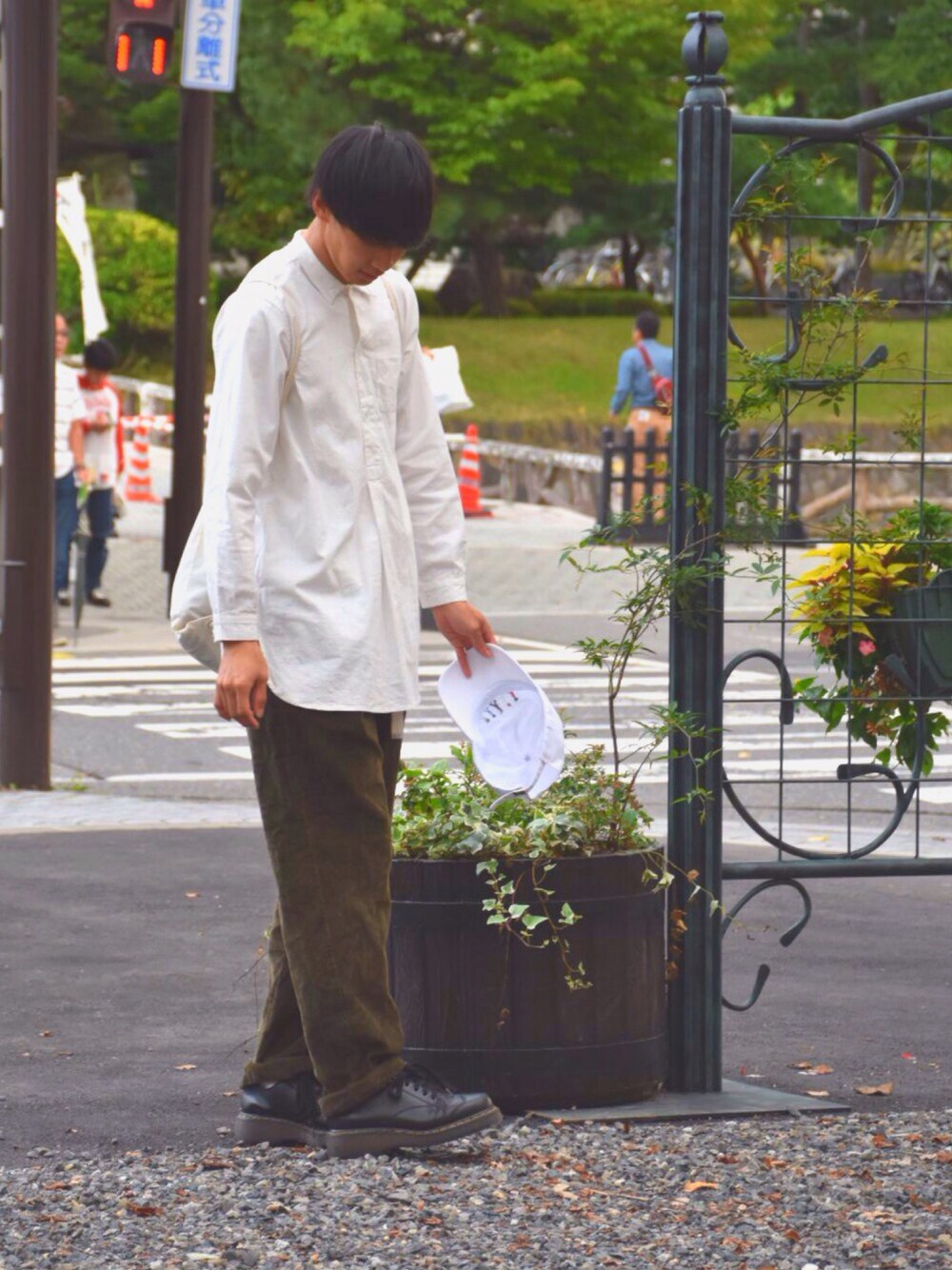 「秋のコーデ、古着、Dr.Martens、ロングシャツ、シロシャツ、白Tシャツ、ブラウン」｜「usedのアイテム（シャツ/ブラウス、ホワイト系）」を使った、人間国宝さん（メンズ・177cm）の秋コーディネートの1枚目の写真